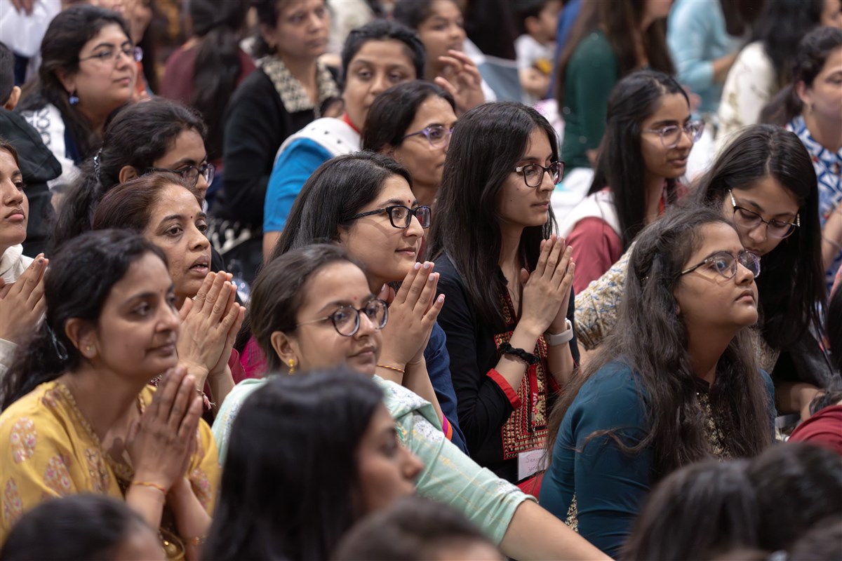 Devotees engrossed in the darshan of Swamishri