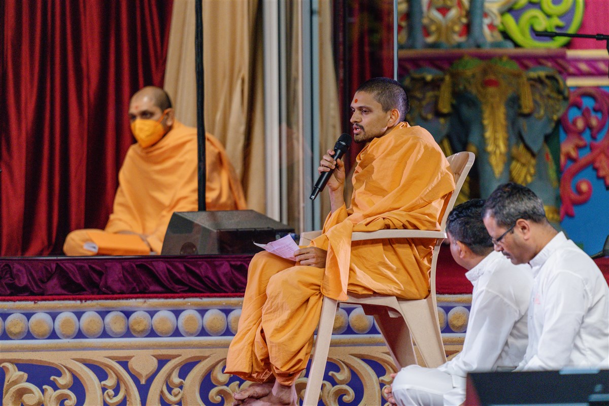 Uttamyogidas Swami narrates a prasang of Swamishri in the evening assembly