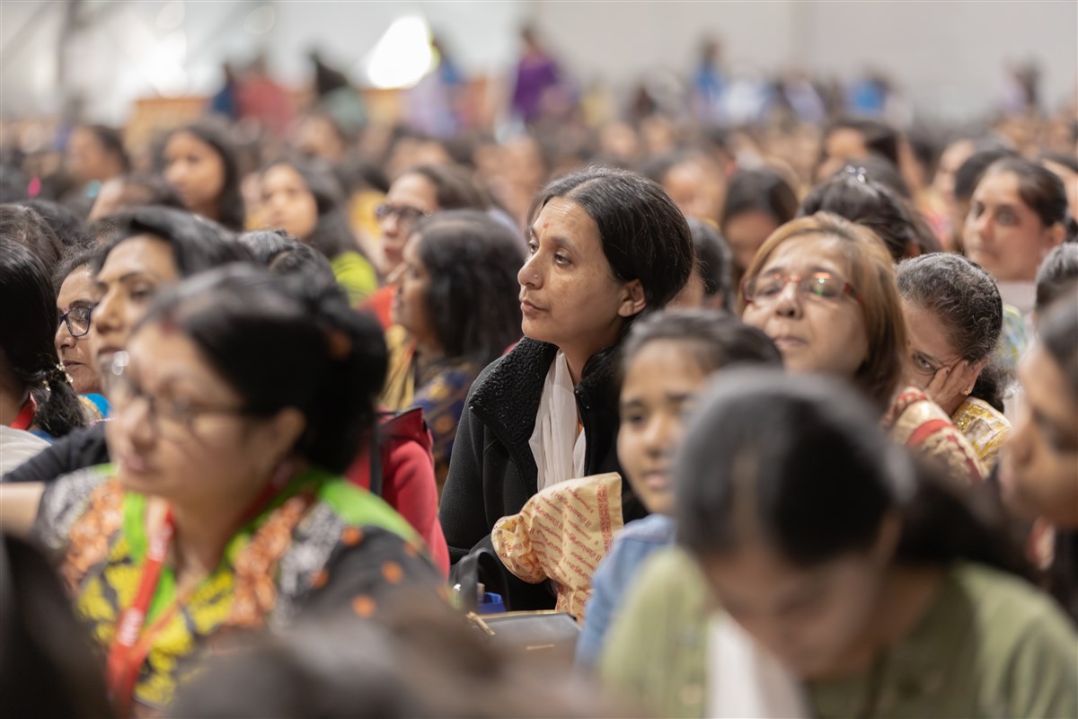Devotees engrossed in the darshan of Swamishri