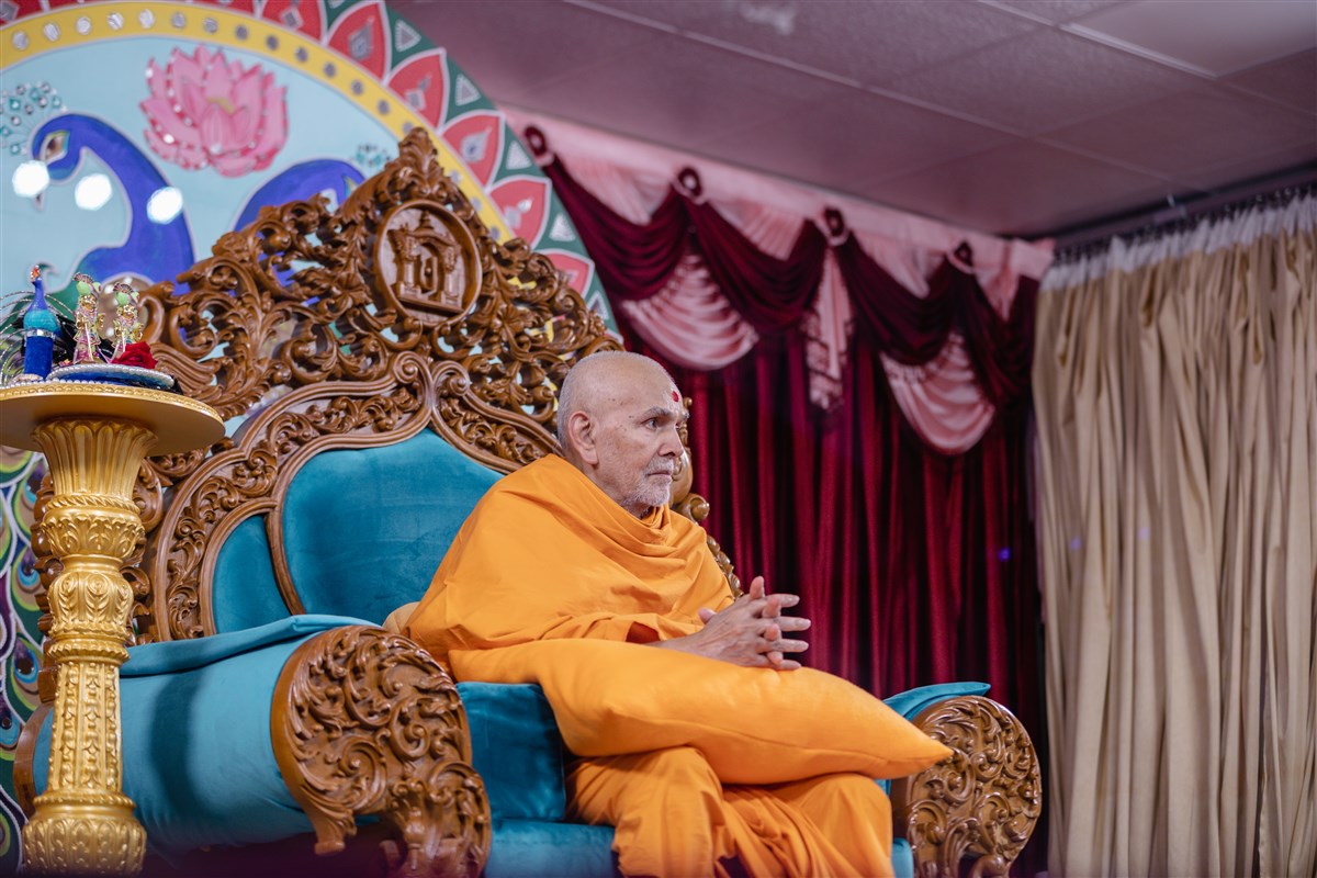 Swamishri listens attentively during the interactive session
