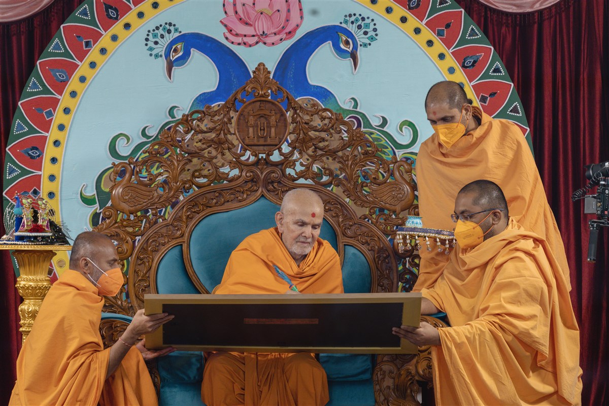 Swamishri participates in the interactive session