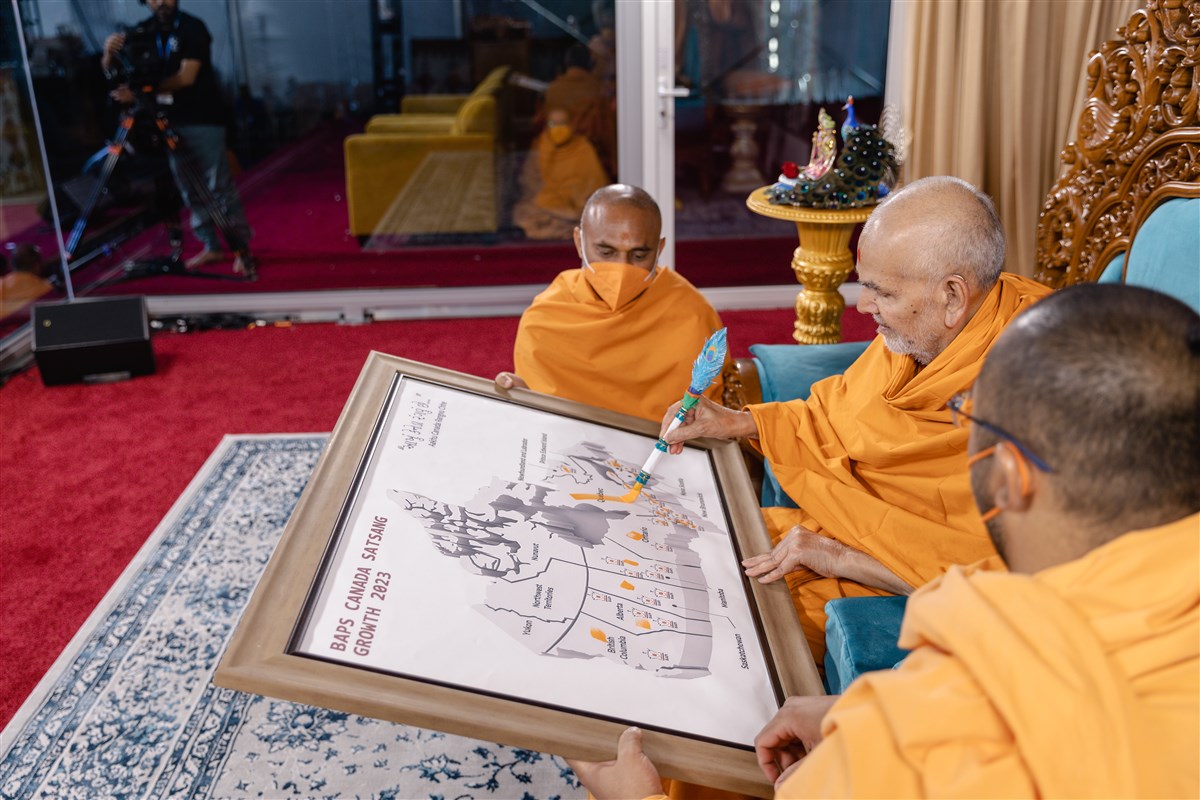 Swamishri paints the map of Canada