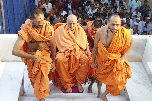 Mandir Darshan  - New Year Celebration with Pramukh Swami Maharaj, Gondal, India