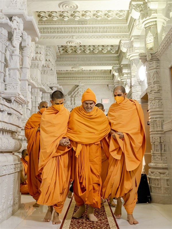 Swamishri on his way to Thakorji's darshan