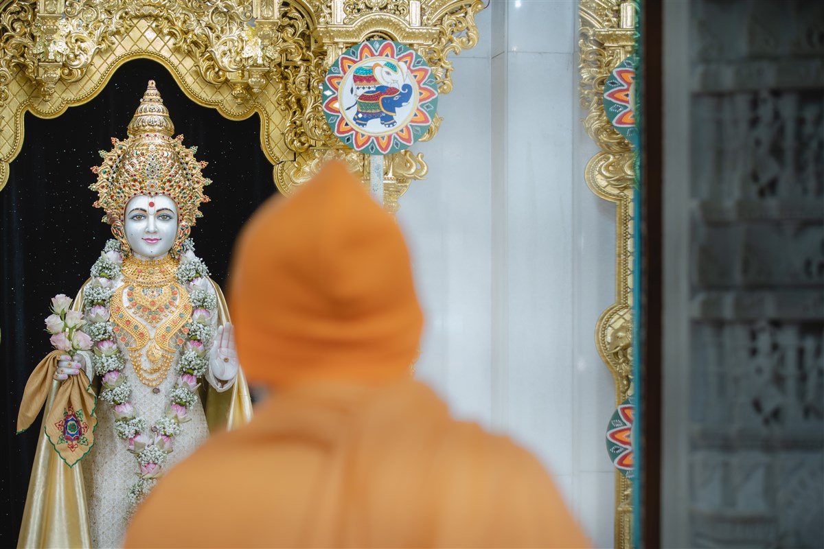 Swamishri doing darshan of Shri Ghanshyam Maharaj