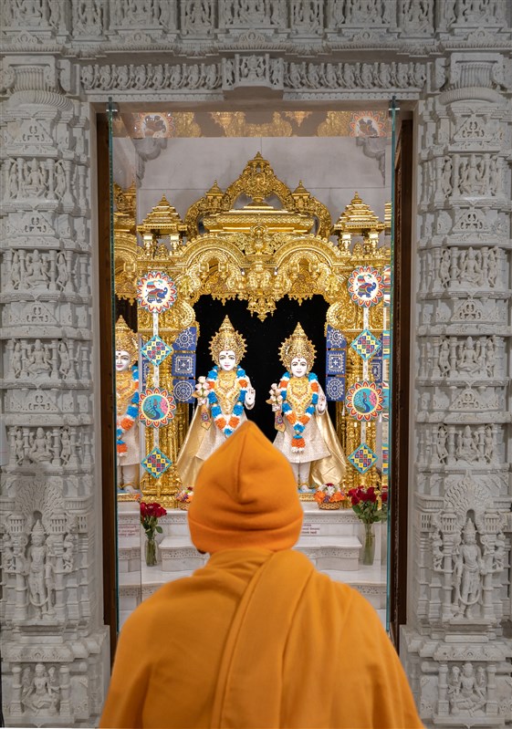 Swamishri doing darshan of Bhagwan Swaminarayan and Aksharbrahma Gunatitanand Swami