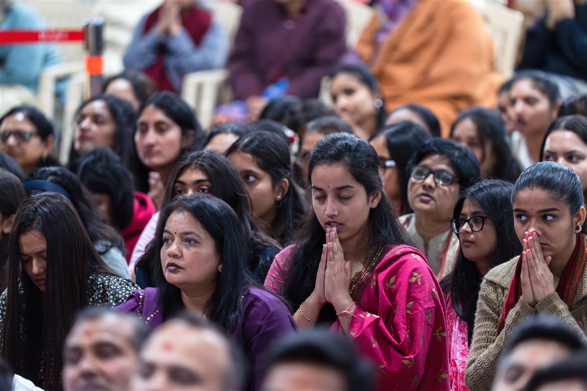 Devotees engrossed in the darshan of Swamishri
