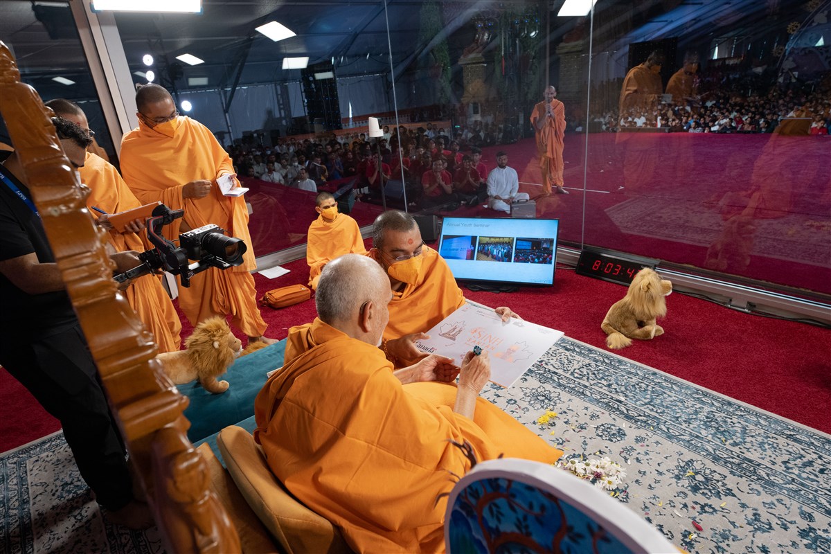 Swamishri participates in the Asmita Din program