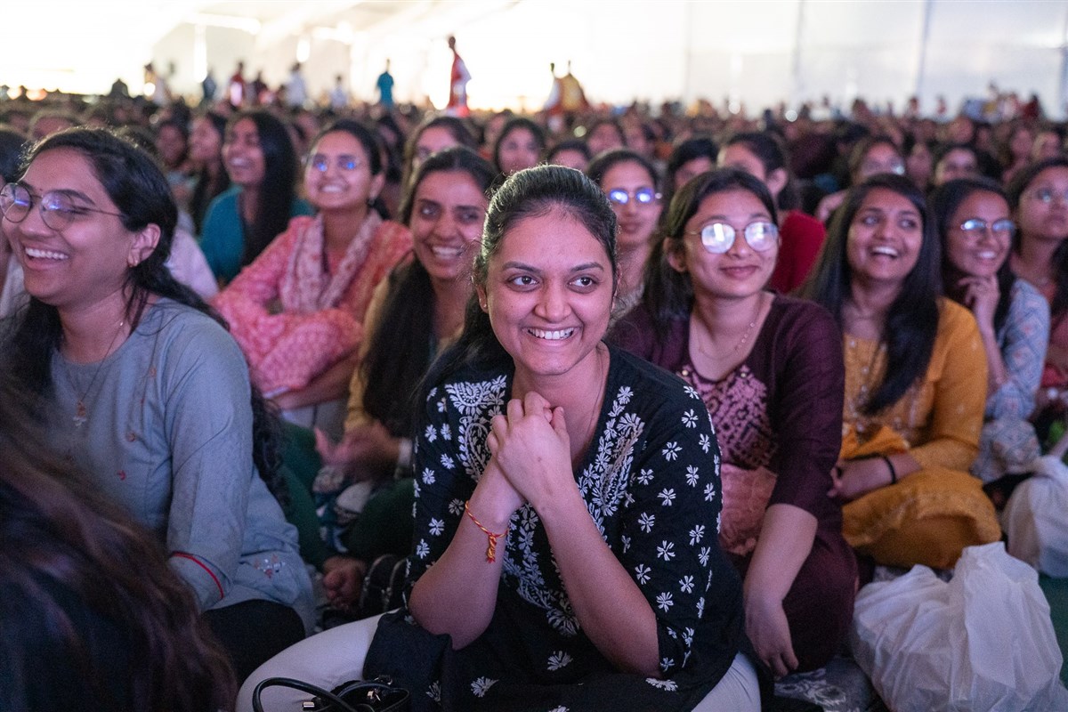 Devotees cherish Swamishri's blessings