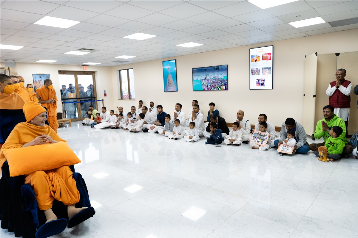 Children and youths engrossed in Swamishri's darshan