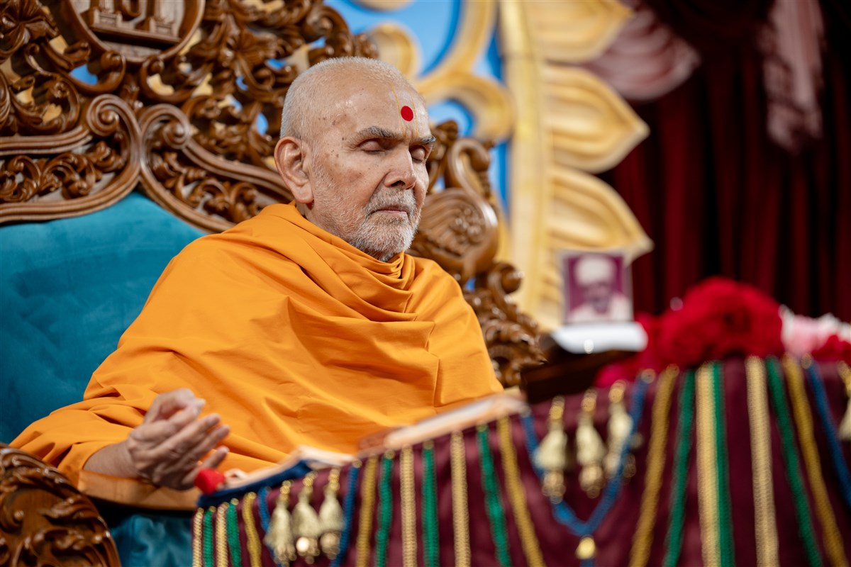 Swamishri meditates during puja
