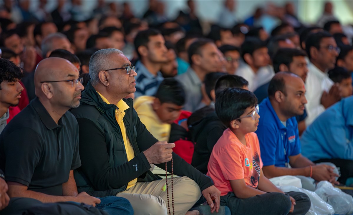 Devotees engrossed in the darshan of Swamishri