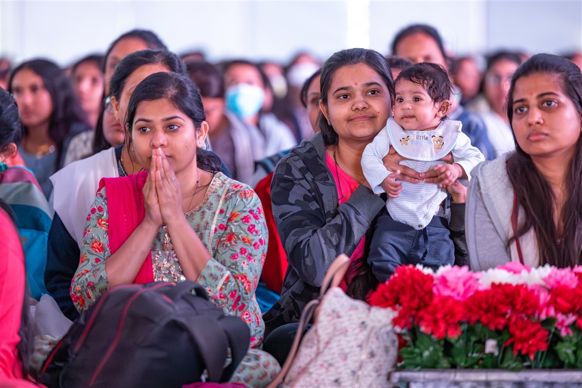 Devotees engrossed in the darshan of Swamishri