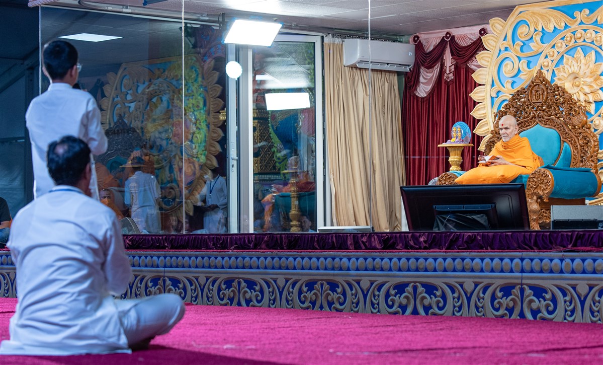 As Swamishri reads the Shikshapatri and Satsang Diksha, a child eloquently recites scriptural passages