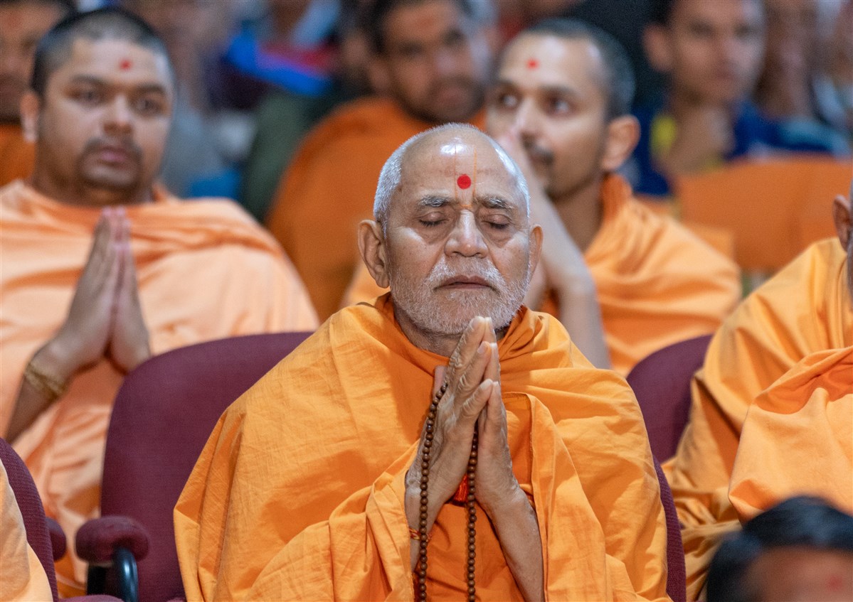 Swamis greets Swamishri with folded hands