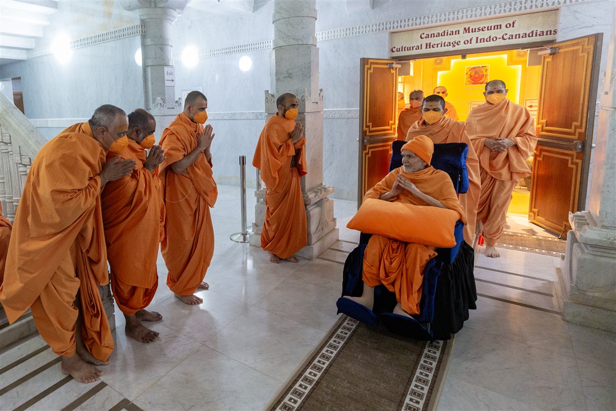 Swamishri acknowledges and greets Swamis