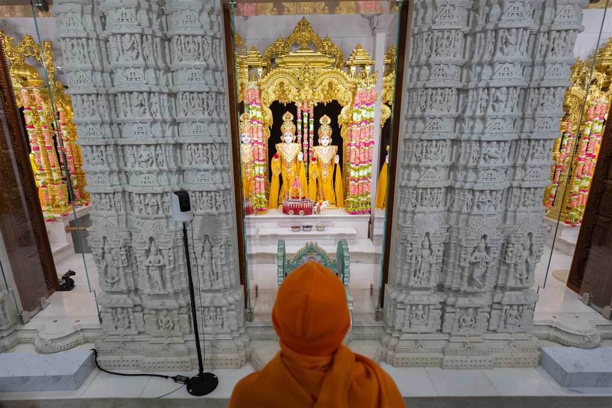Swamishri doing darshan of Bhagwan Swaminarayan and Aksharbrahma Gunatitanand Swami