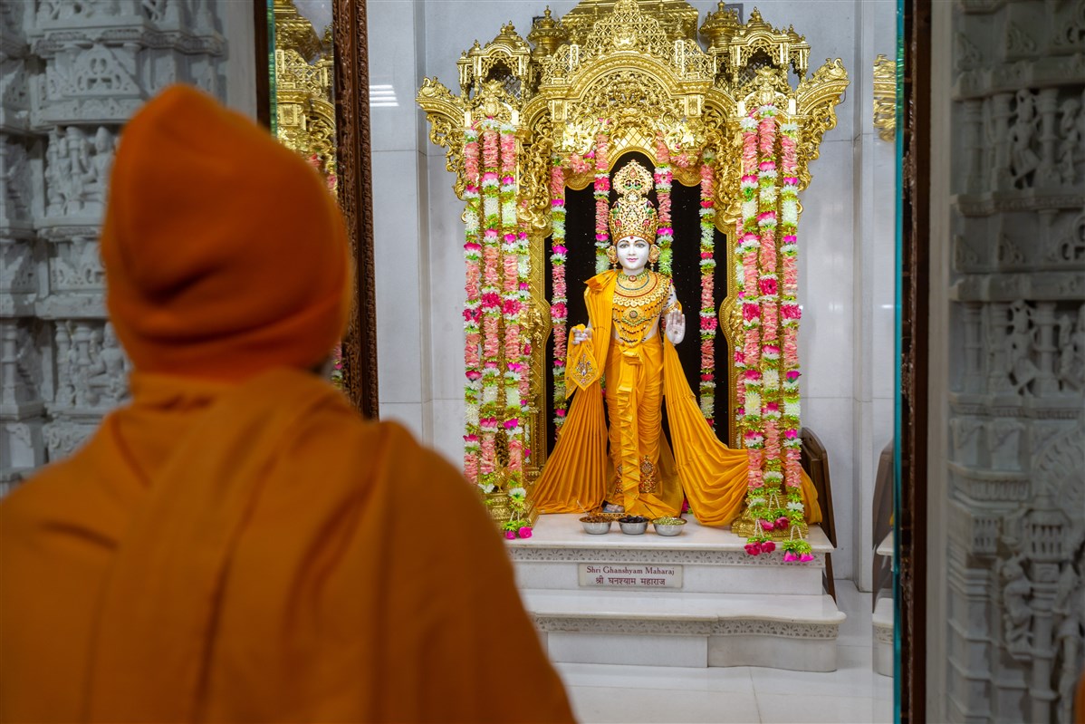 Swamishri doing darshan of Shri Ghanshyam Maharaj