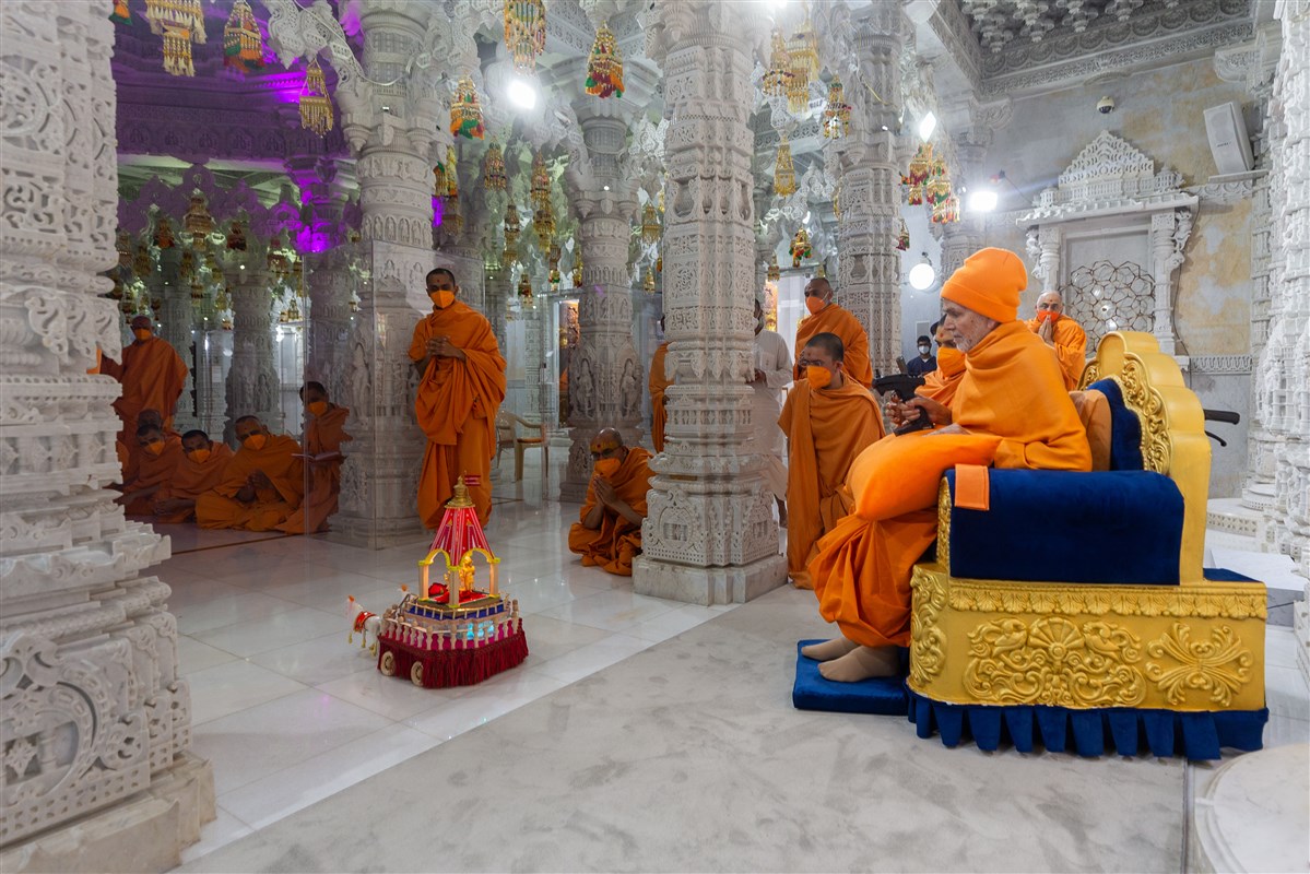 Swamishri operates the rath (chariot) of Shri Harikrishna Maharaj and Shri Gunatitanand Swami Maharaj with a remote control