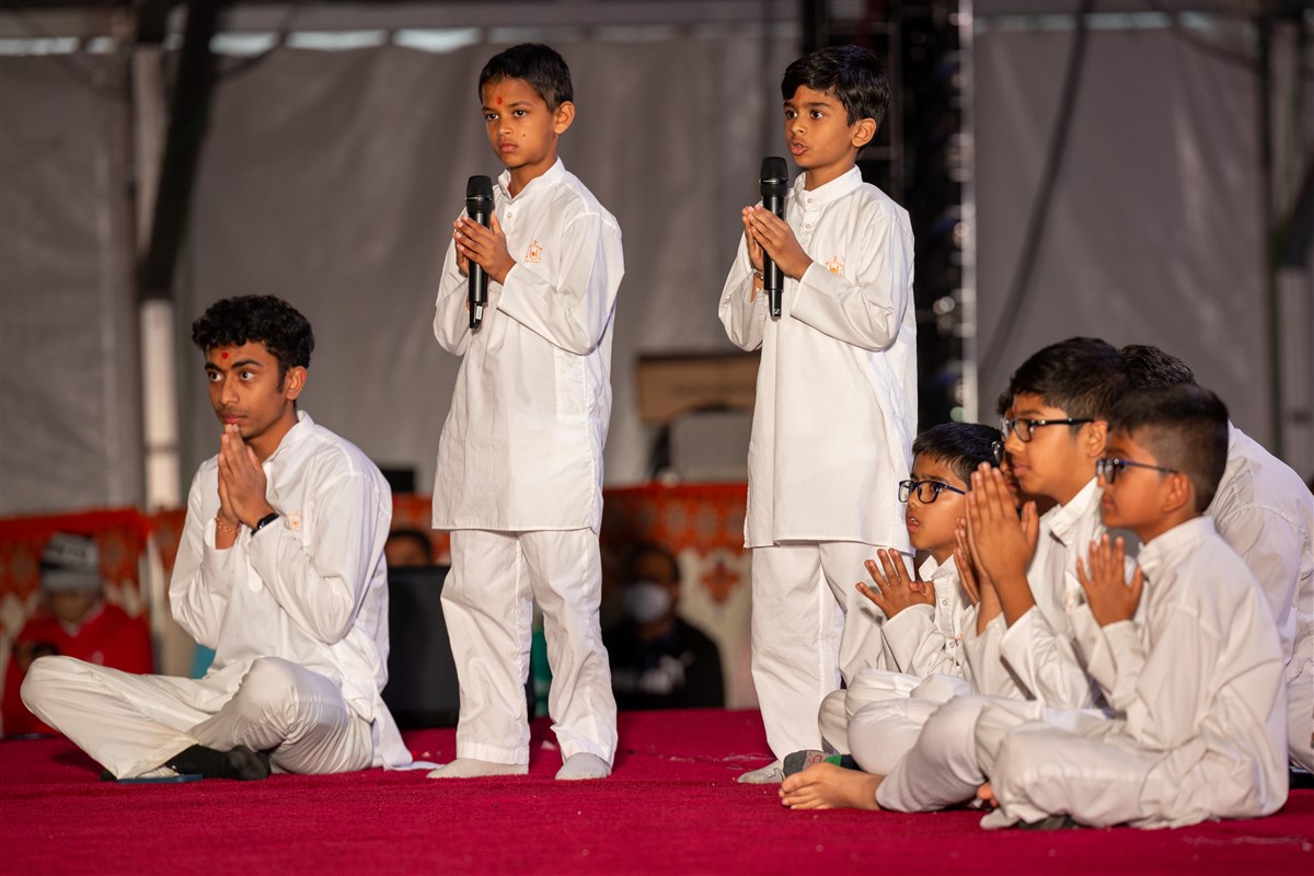 Children recite various scriptural passages in Swamishri's puja