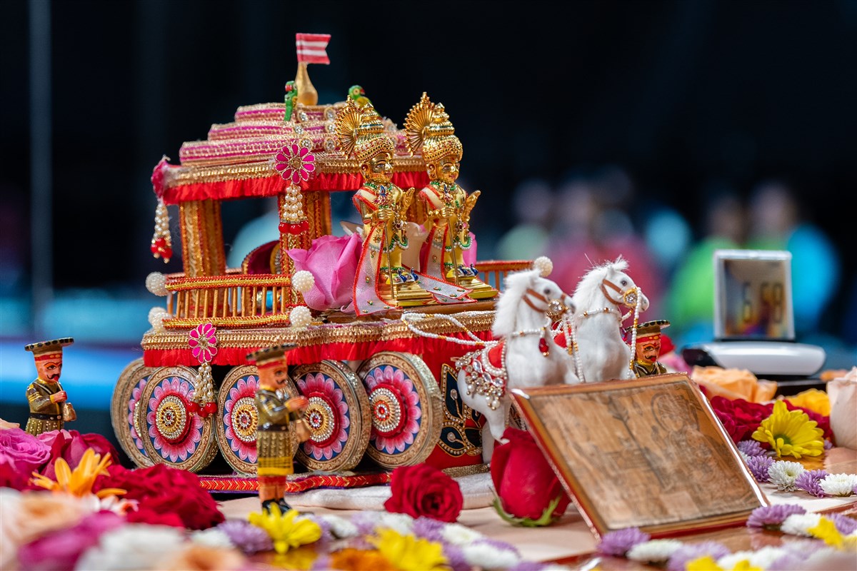 Shri Harikrishna Maharaj on a rath (chariot) during Swamishri's puja