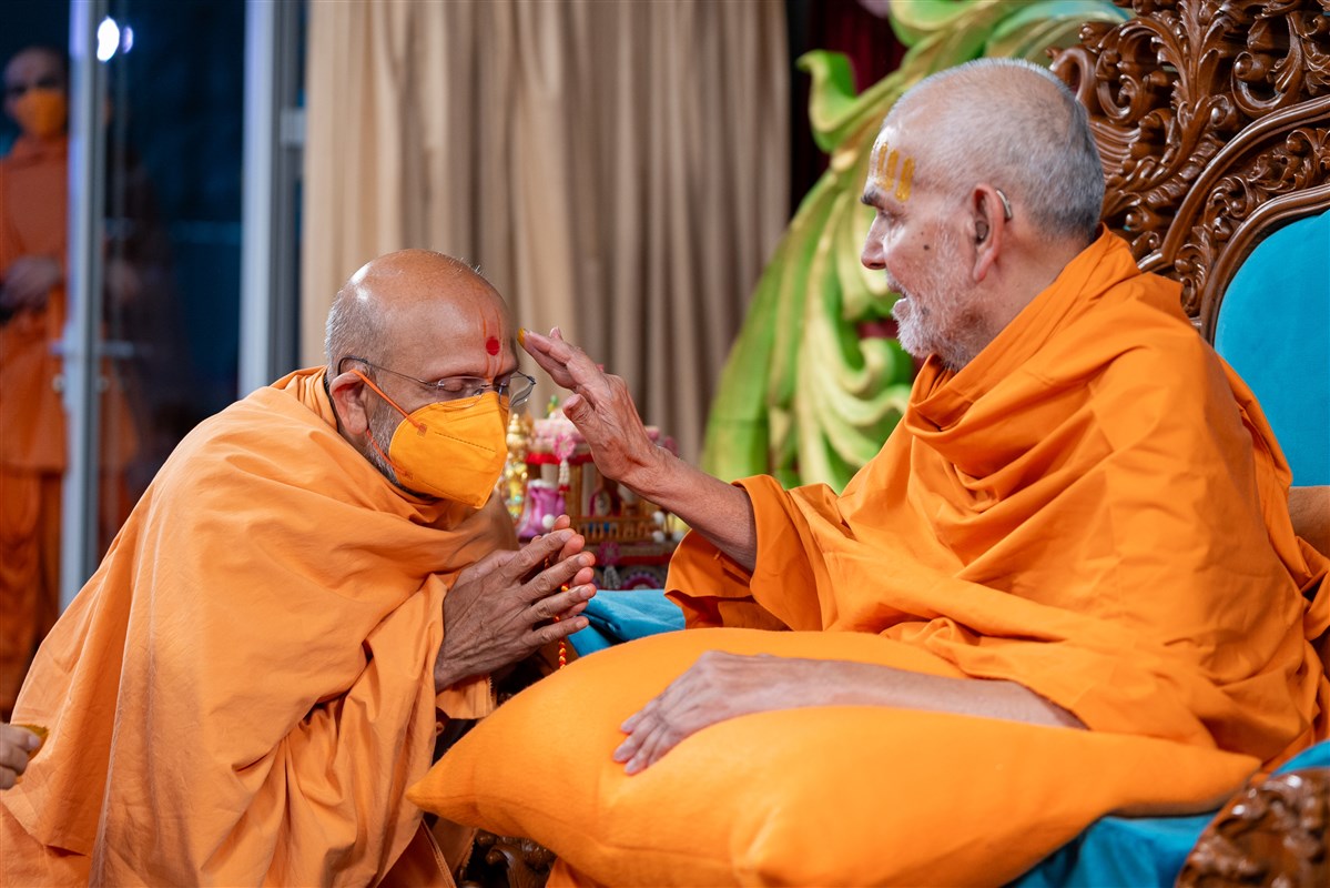 Swamishri applies chandan archa to Yagnavallabhdas Swami
