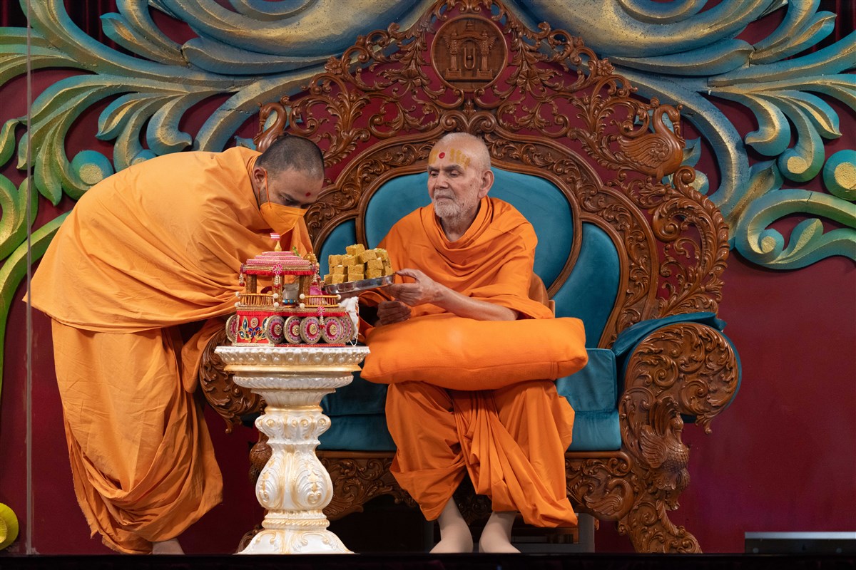 Swamishri offers thal to Shri Harikrishna Maharaj and Shri Gunatitanand Swami