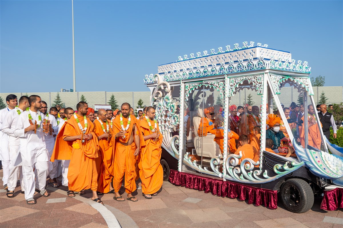 Swamishri and Swamis during the Rathyatra celebration