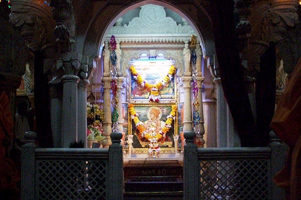  Morning Darshan  - New Year Celebration with Pramukh Swami Maharaj, Gondal, India