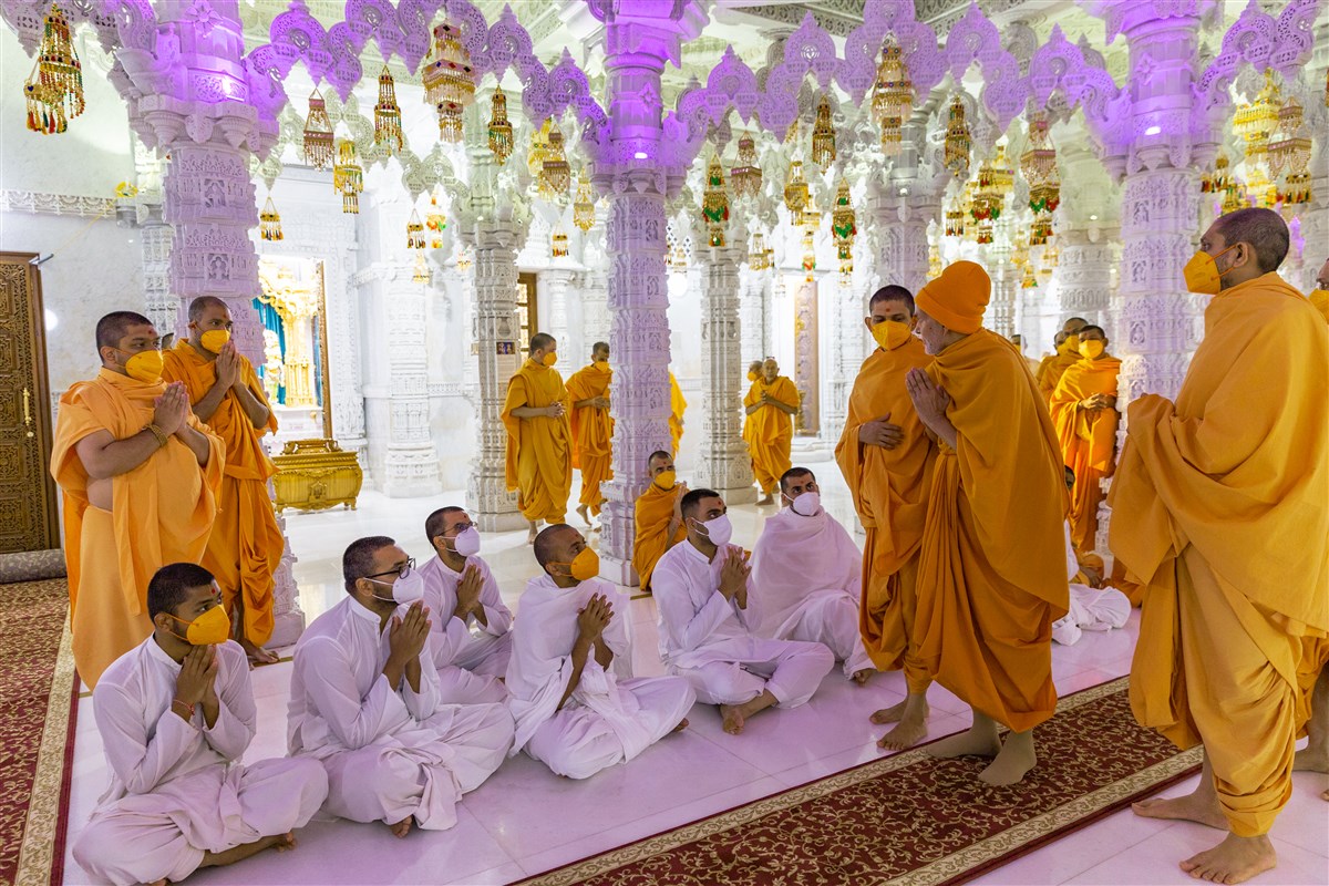 Swamishri greets sadhaks