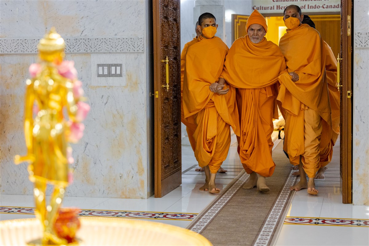 Swamishri entering the Shri Nilkanth Varni Abhishek Mandap