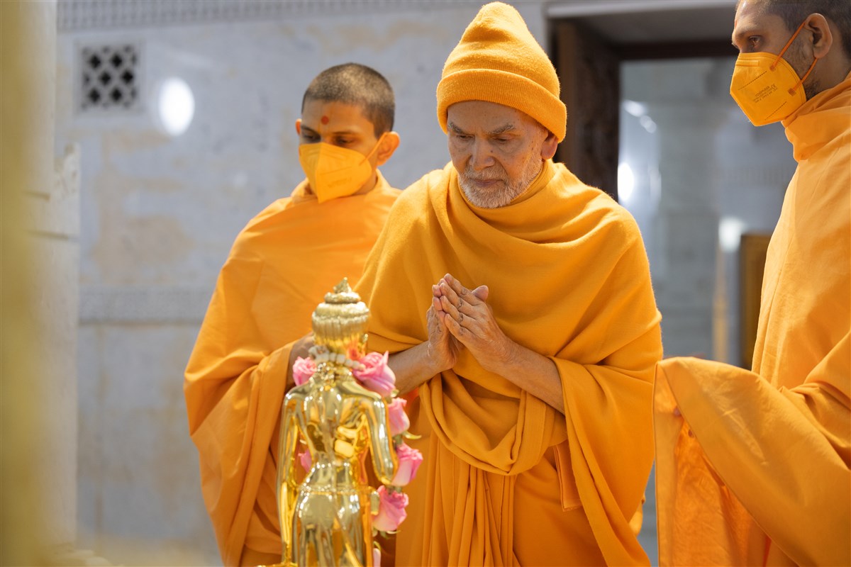 Swamishri engaged in the darshan of Shri Nilkanth Varni