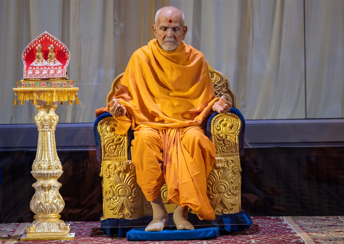 Swamishri performs pranayama