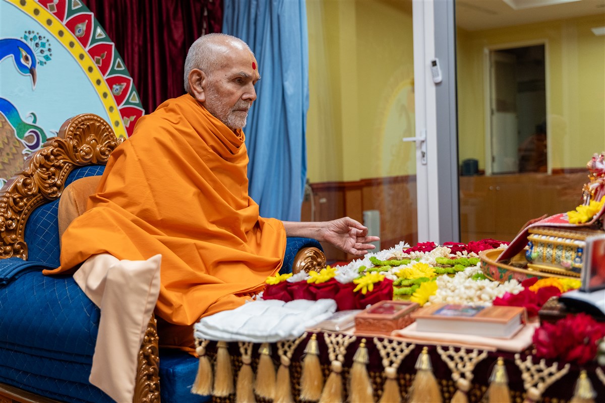 Swamishri deeply engrossed during the puja