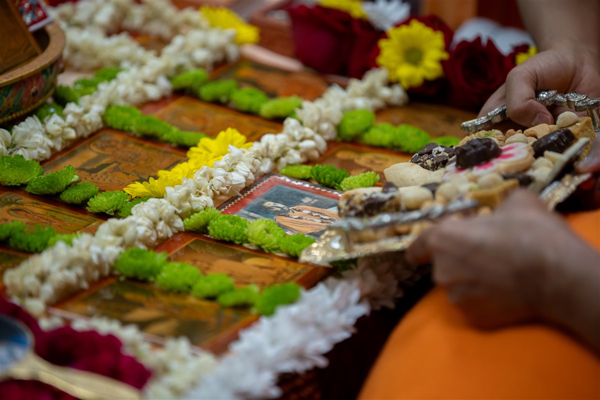 Swamishri offers thal to the murti of Brahmaswarup Pramukh Swami Maharaj