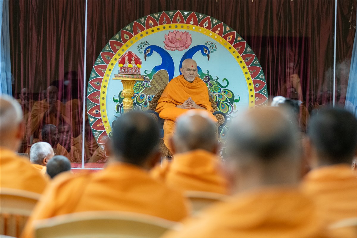 Swamishri greets Swamis with folded hands