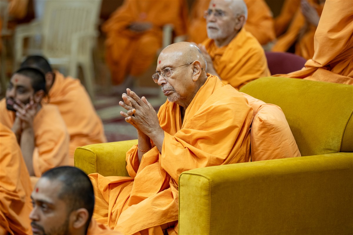 Sadguru Tyagvallabhdas Swami engrossed in the darshan of Swamishri