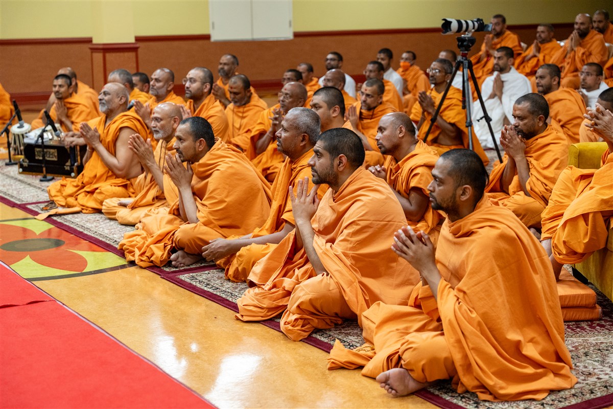 Swamis greets Swamishri with folded hands