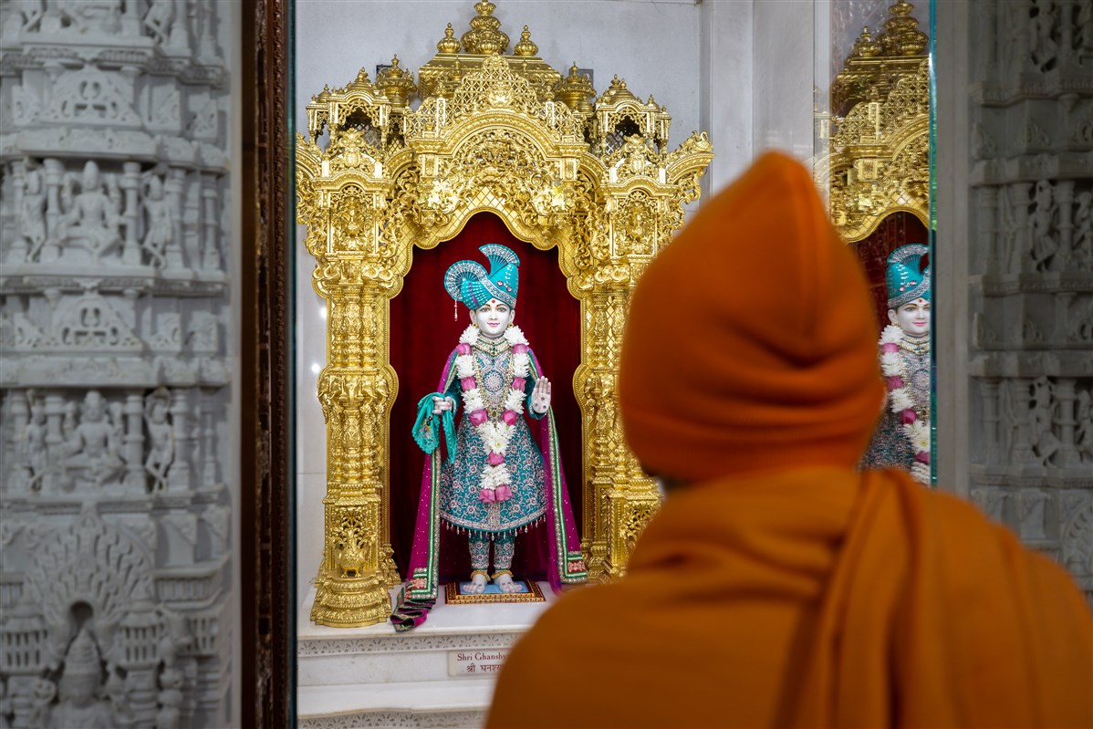 Swamishri immersed in the darshan of Shri Ghanshyam Maharaj