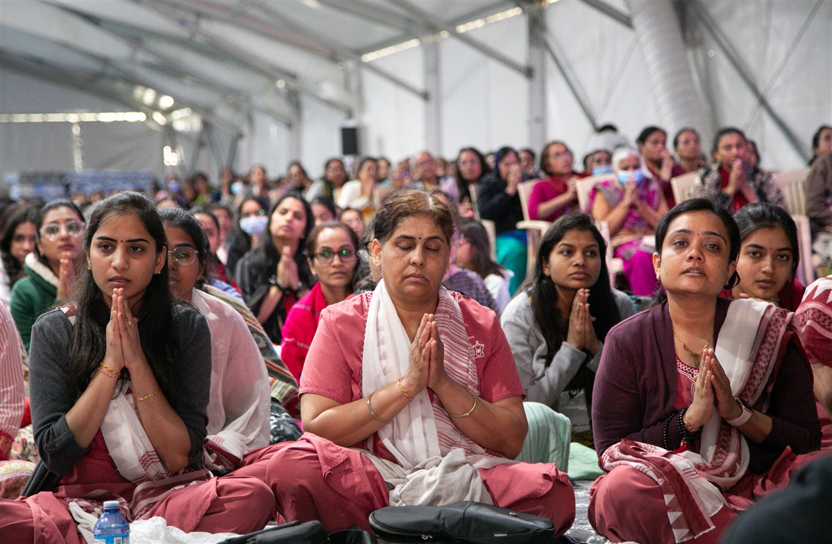 Devotees engrossed in the darshan of Swamishri