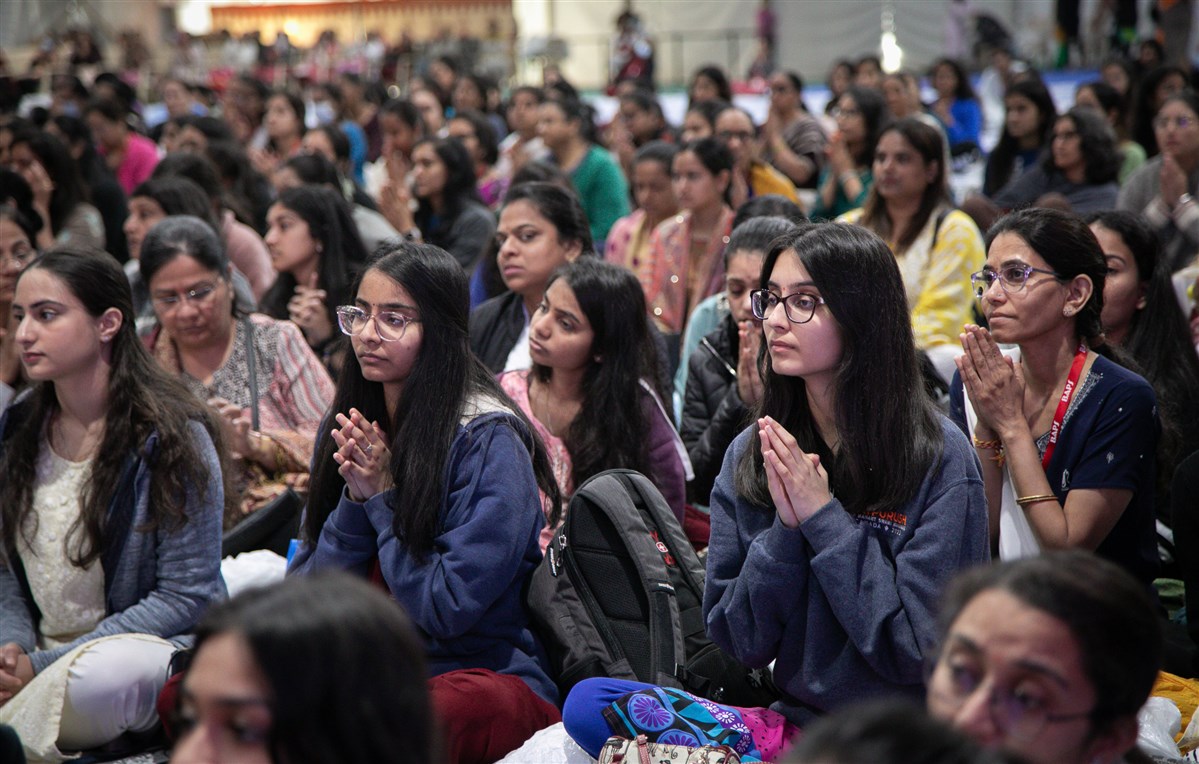 Devotees engrossed in the darshan of Swamishri