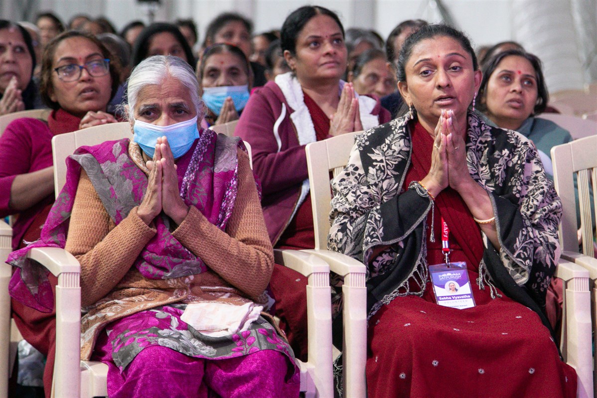 Devotees engrossed in the darshan of Swamishri