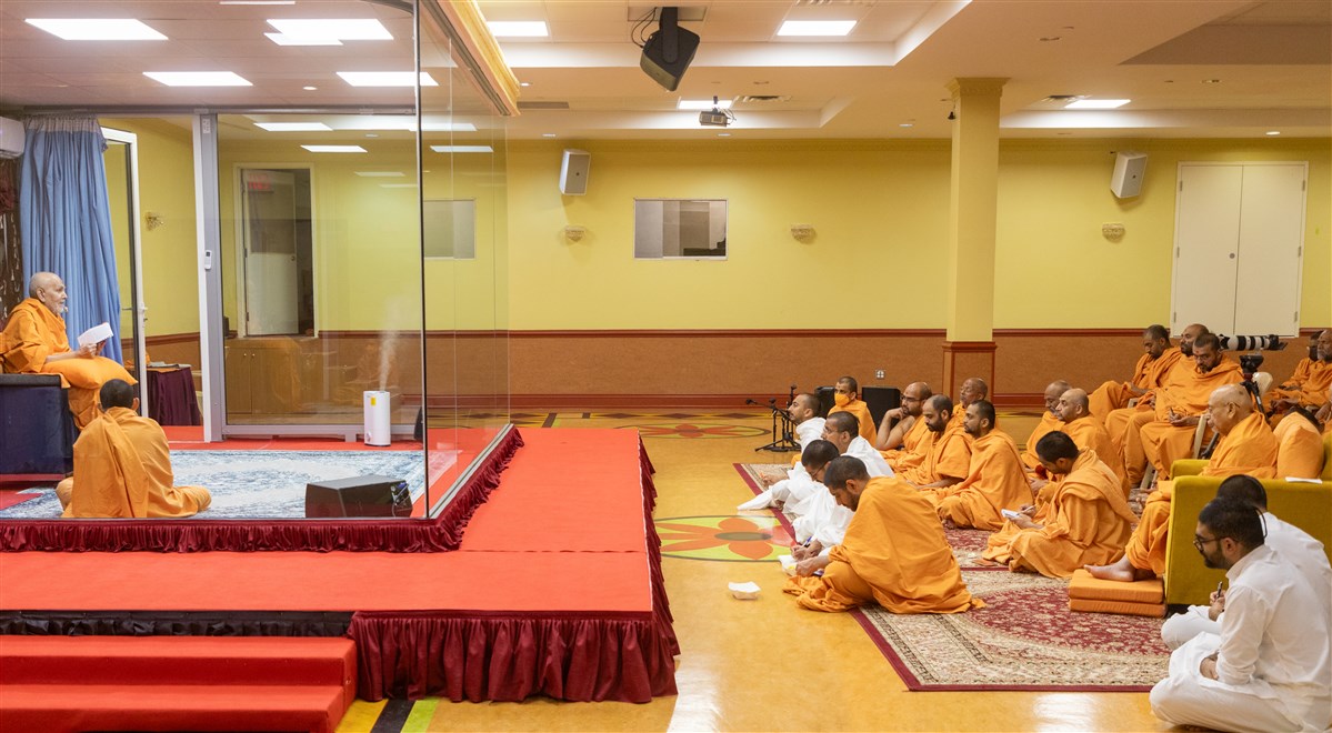 Swamishri blesses the afternoon assembly