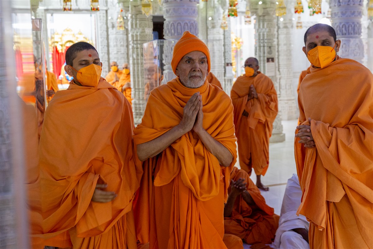 Swamishri engrossed in the darshan