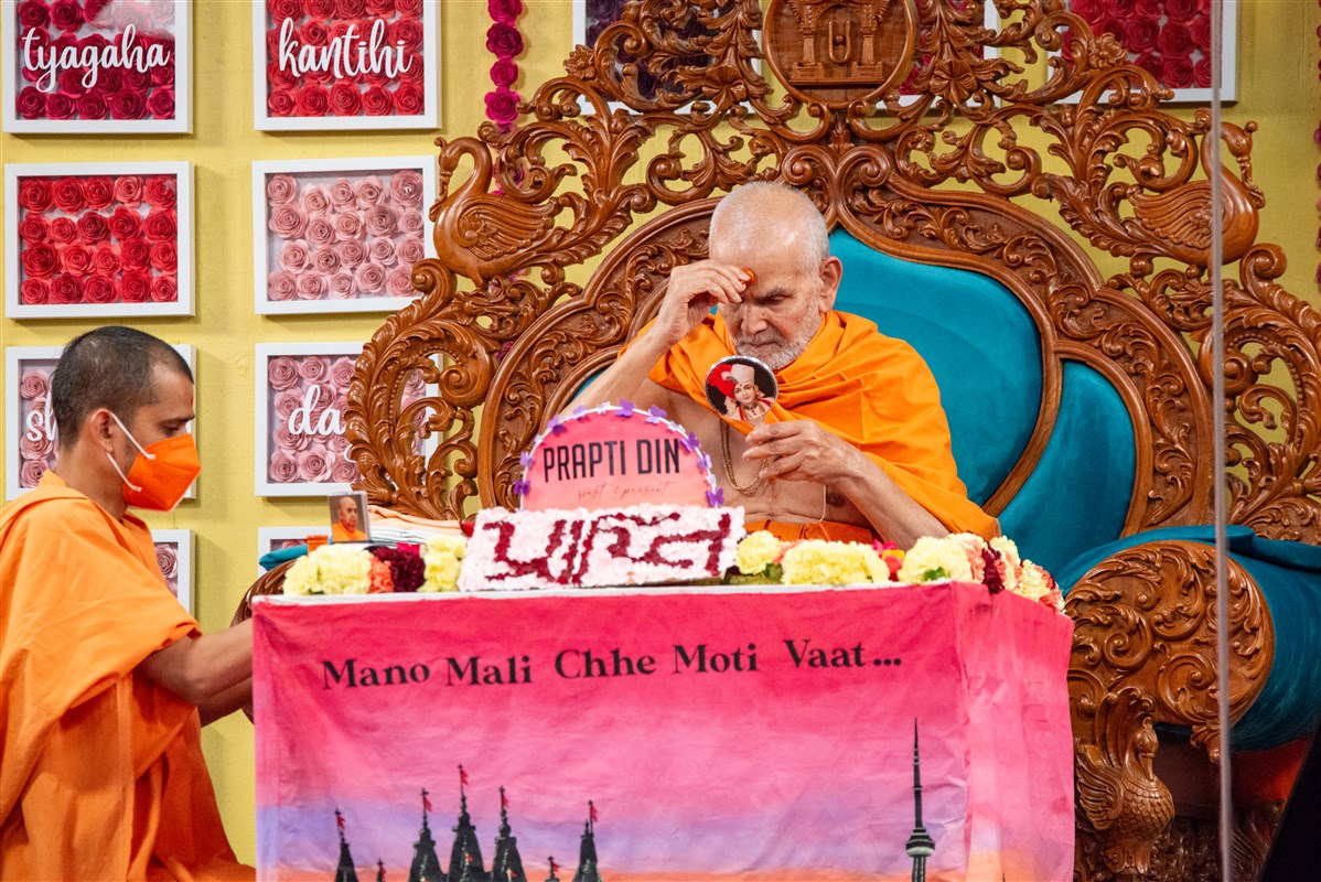 Swamishri applies a chandlo on his forehead