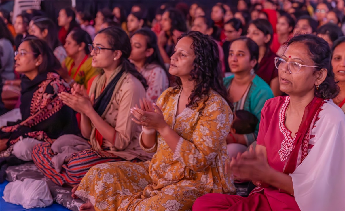 Devotees engrossed in the darshan of Swamishri