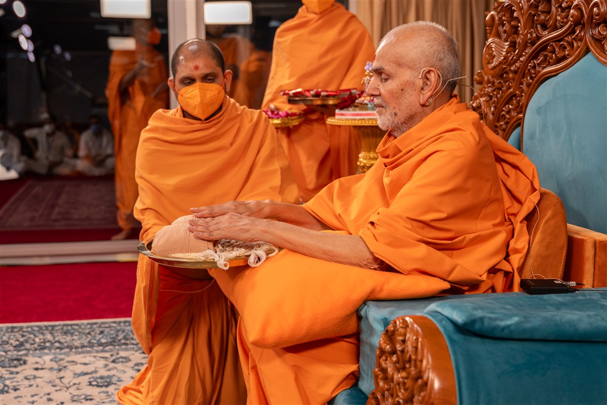Swamishri sanctifies the janoi and puja