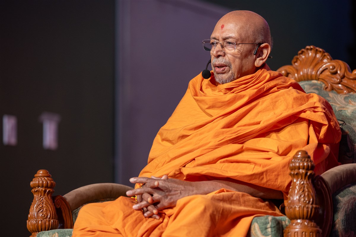 Sadguru Tyagvallabhdas Swami delivers a discourse in the evening assembly