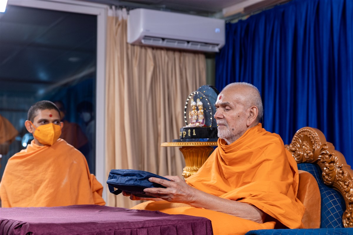 Swamishri sanctifies a puja