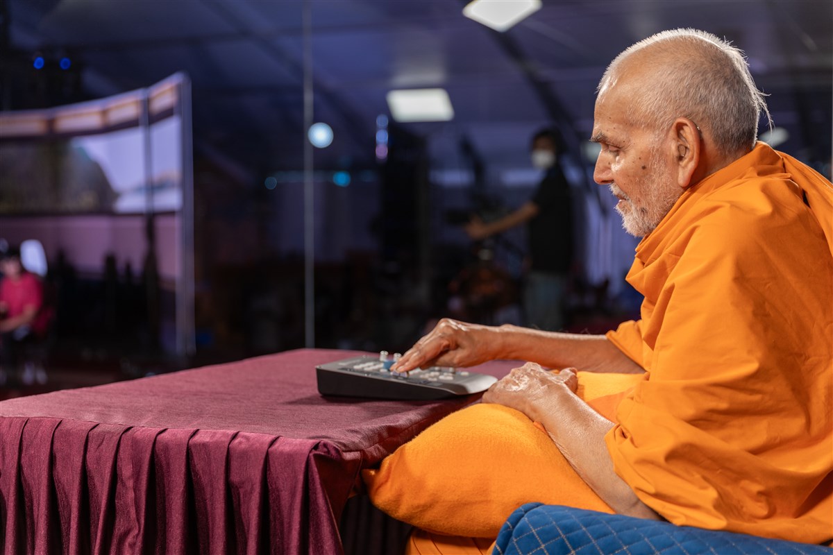 Swamishri participates in the evening assembly